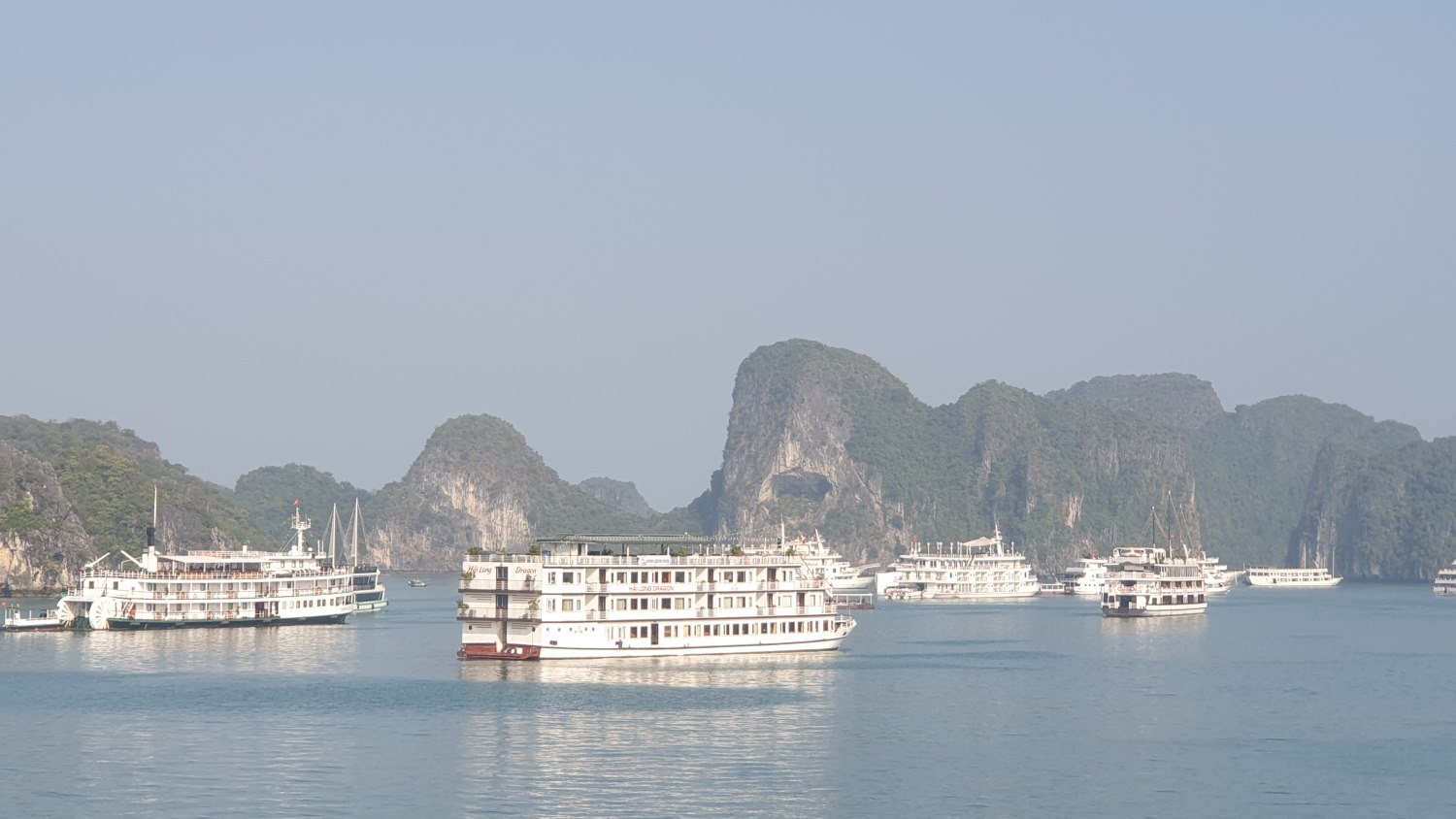 Tourist boats in Ha Long Bay will stop operating from 1:00 p.m. on August 24 due to the impact of storm No. 5. Photo: Nguyen Hung