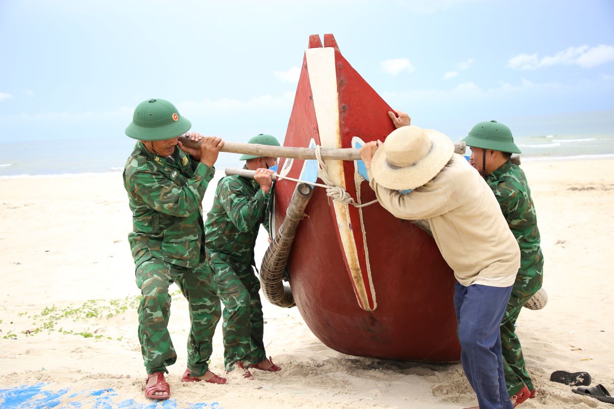 Don Bien phong Cua khau cang Cua Viet cu can bo, chien si giup ngu dan dua thuyen nan len bo tranh bao.