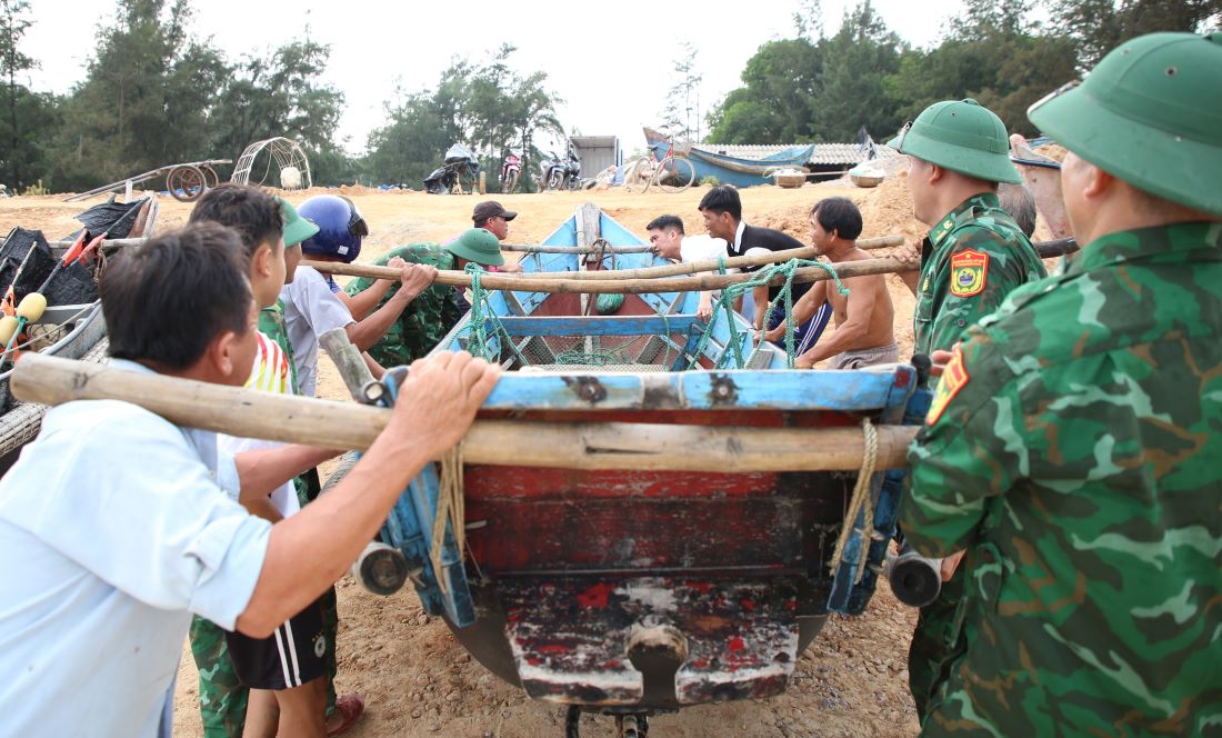 Quan va dan cung dong long phong chong bao so 5. 
