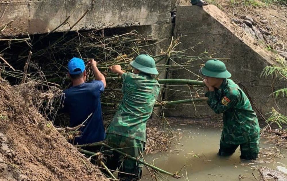Truoc khi bao anh huong den dat lien, luc luong quan doi phoi hop chat che voi cap uy, chinh quyen va cac luc luong tren dia ban to chuc kiem tra, ra soat viec phong chong bao. Trong anh, luc luong bien phong khoi thong cau tran de tranh tinh trang ngap ung khi mua lon.