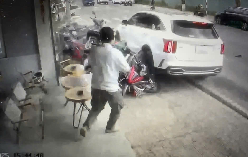 The scene of a car suddenly plunging onto the sidewalk in Lam Vien - Da Lat ward, hitting a resident and many motorbikes. Photo: Provided by the people