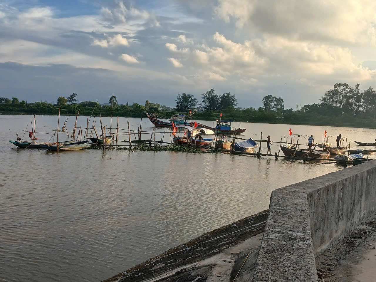 Nguoi dan xa Hai Loc chang neo tau thuyen, ngu cu ung pho bao so 5. Anh: Ngoc Anh
