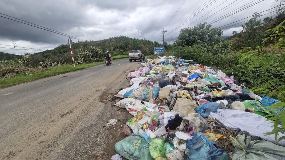 Many spontaneous garbage collection points give off a foul smell, causing environmental pollution on Provincial Road 725 in Lam Dong (photo taken on August 16). Photo: Lam Hong