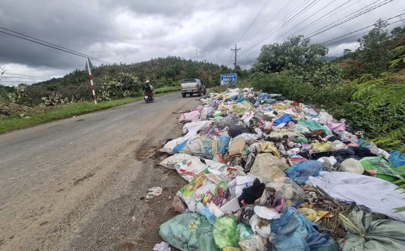 Many spontaneous garbage collection points give off a foul smell, causing environmental pollution on Provincial Road 725 in Lam Dong (photo taken on August 16). Photo: Lam Hong