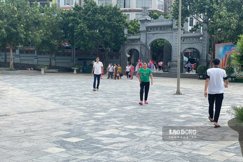 Hang van luot du khach den chiem bai tai den Bao Ha moi nam. Anh: Dinh Dai