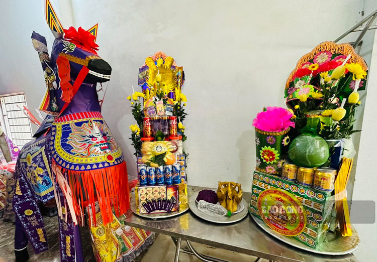Cac dich vu do le cung, vang ma cung phat trien theo mua le hoi. Anh: Dinh Dai