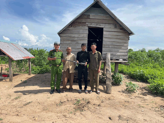 In the forestry hut area, people handed over homemade air gun weapons to the commune police. Photo: Police
