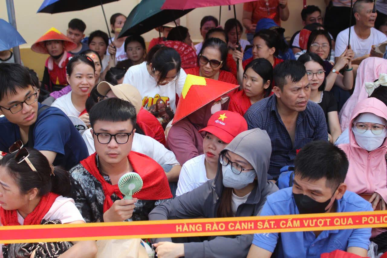 Nguoi dan mang theo ao mua, quat cam tay, o va do an, thuc uong gon nhe de thuan tien su dung tai cho.