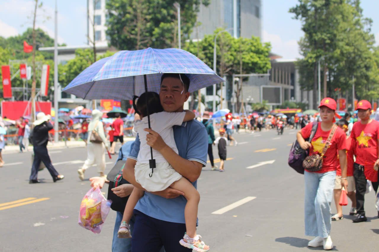 12 gio trua, dong nguoi van tiep tuc do ve khu vuc nga tu Hung Vuong - Nguyen Thai Hoc de cho toi buoi tong hop luyen lan 2 se dien ra vao luc 20 gio toi.