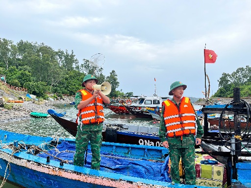 Bo doi bien phong Da Nang ban phao hieu canh bao bao, khan truong keu goi, ho tro ngu dan neo dau tau thuyen tranh tru baoz so 5. Anh: Hong Anh