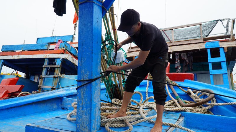 At noon on August 24, many fishermen brought fishing boats to Tinh Hoa Port to anchor boats in Quang Ngai province to avoid Storm No. 5. Photo: Vien Nguyen