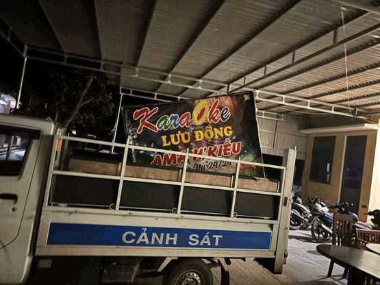 공안은 밤에 노래방에서 노래를 불러 소음을 일으켜 주민들의 삶에 영향을 미친 사람에게 벌금을 부과합니다. 사진: 공안