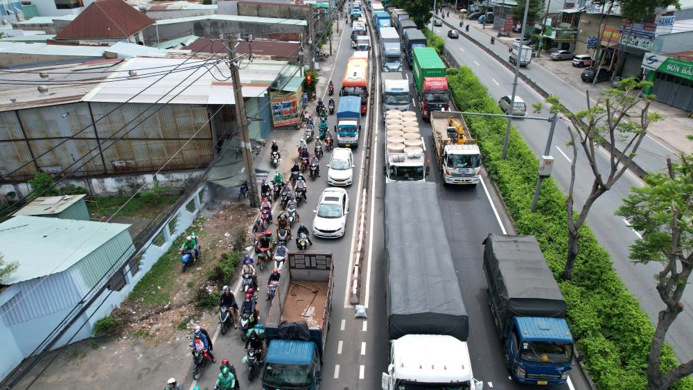 Vu va cham khien giao thong un u keo dai. Anh: Dong Hoang