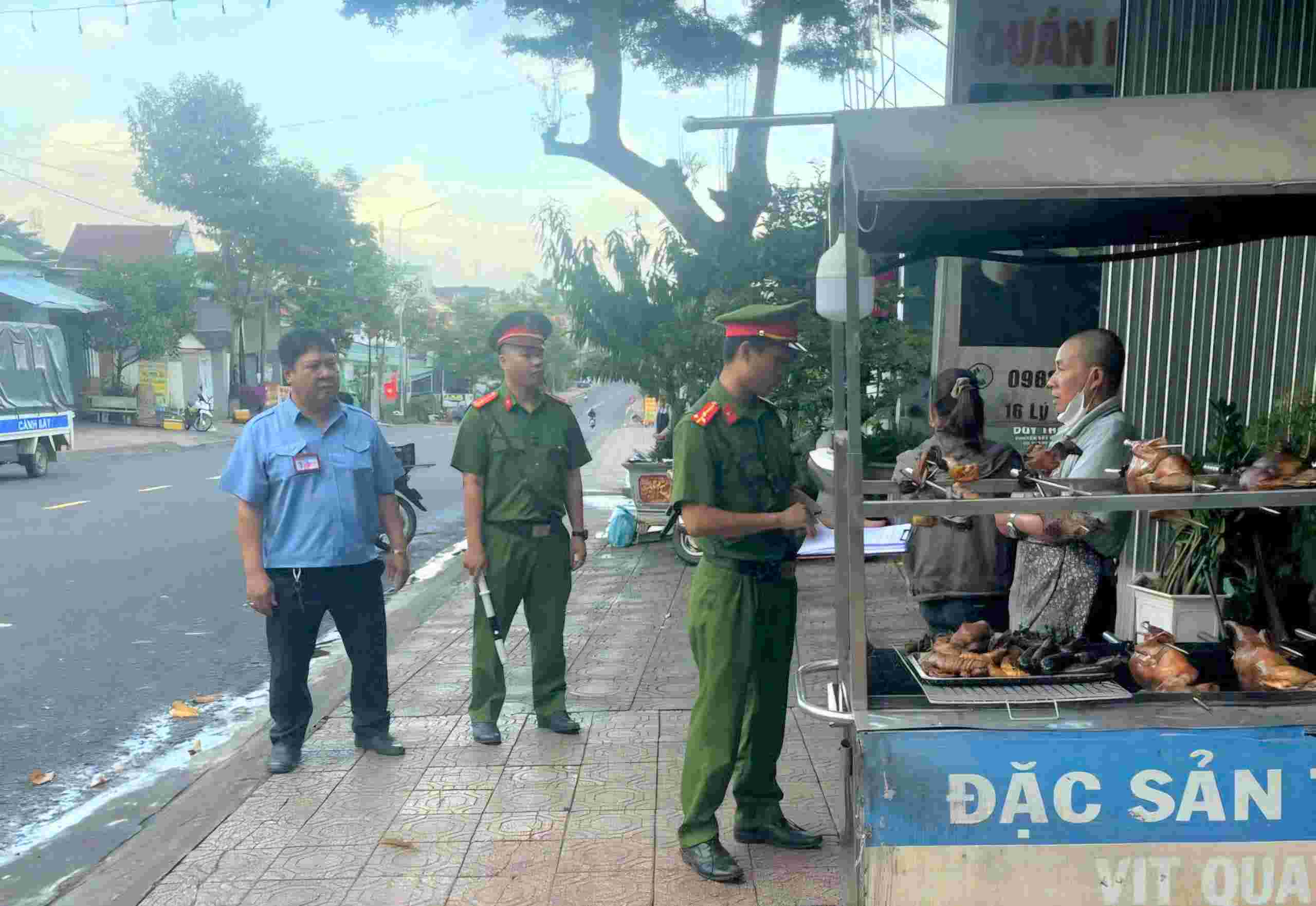당국은 직접 검사하고 시민들에게 공공 질서 도시 질서 및 교통 안전을 보장하도록 홍보합니다. 사진: 람 홍