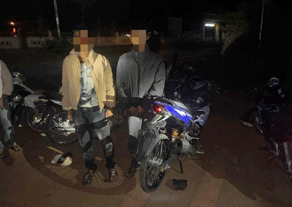 The group of subjects preparing to illegally race was stopped by the police force. Photo: Thanh Tuan