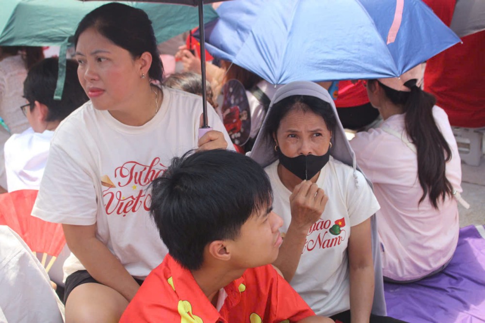People filled the streets waiting to watch the second performance. Photo: Le Tuyen