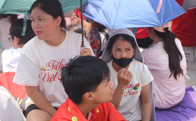 People filled the streets waiting to watch the second performance. Photo: Le Tuyen