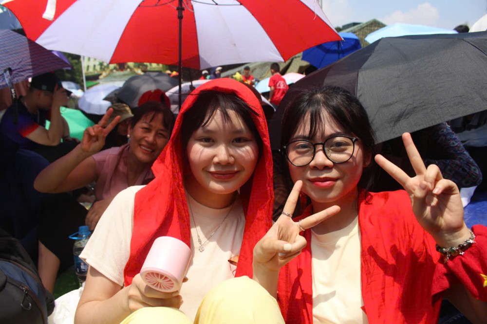 Cac ban tre hao hung cho doi duoi thoi tiet nang gat. Anh: Le Tuyen