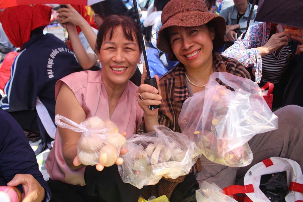 Gia dinh ba Ngo Thi Vi (trai) chuan bi nhieu vat dung de cho nua ngay xem hop luyen dieu binh, dieu hanh A80. Anh: Le Tuyen