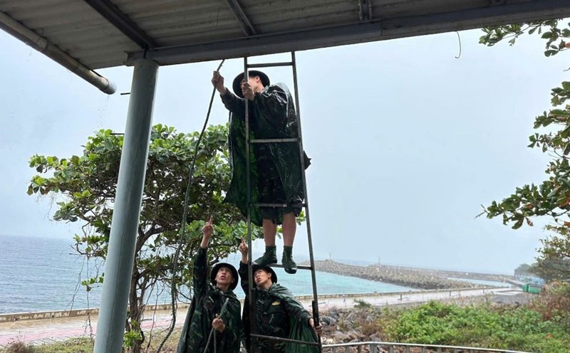 The military forces in Con Co Special Zone reinforced the roofs before storm No. 5 affected. Photo: H.Nguyen