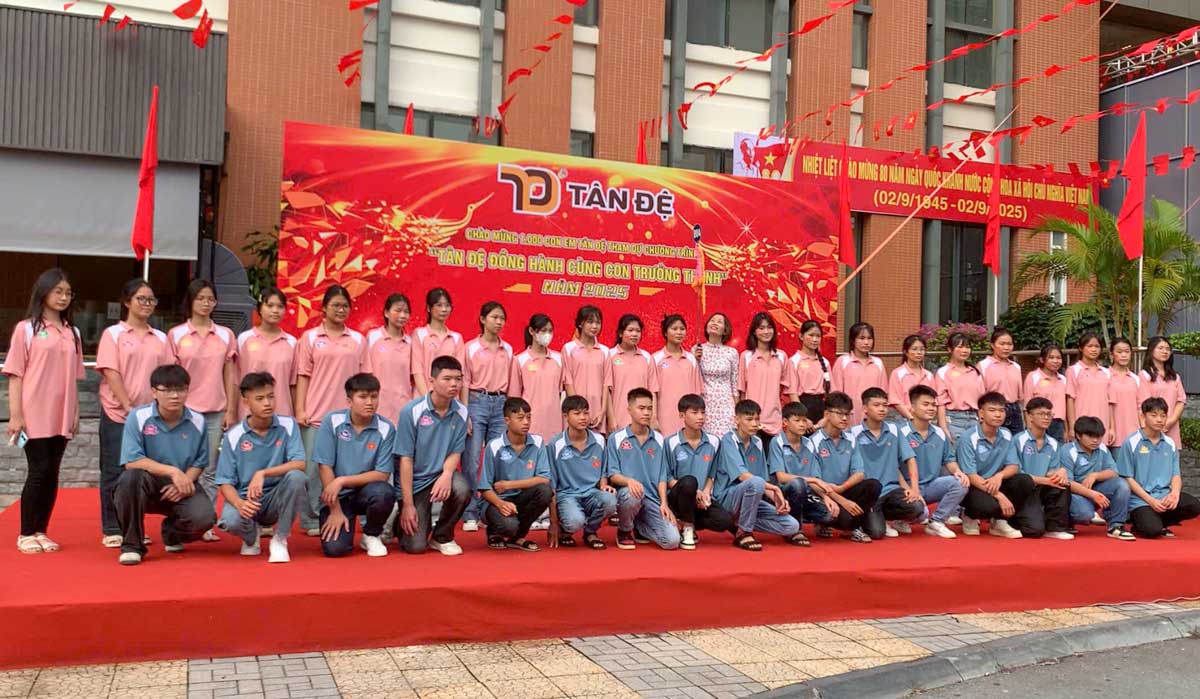 떤데 회사(흥옌성)는 '자녀와 함께 성장하는 떤데' 프로그램을 조직합니다. 사진: 르엉하