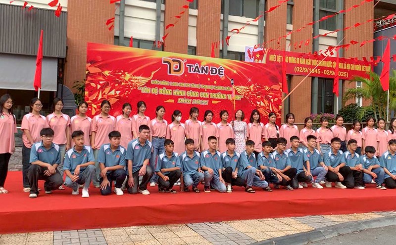 Tan De Company (Hung Yen province) organizes the program "Tan De accompanies children to adulthood". Photo: Luong Ha