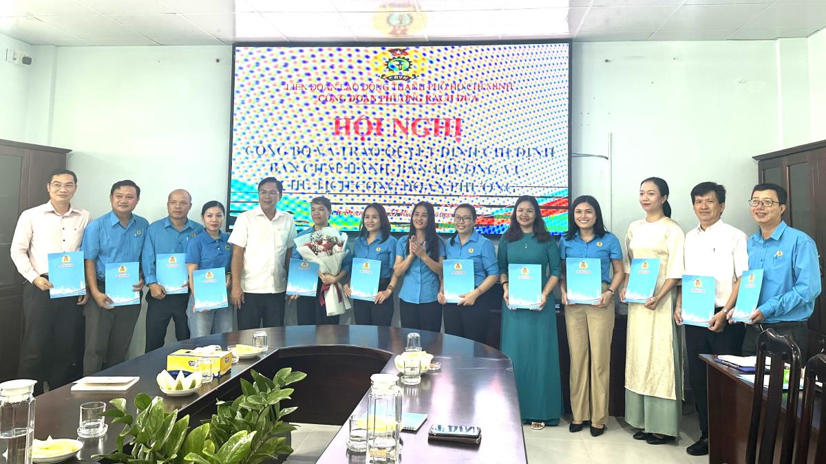 12명의 동지로 구성된 호치민시 Rach Dua 구 노동조합 집행위원회 출범식. 사진: LDLD