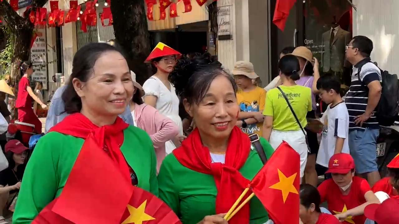 9月2日のパレード訓練で民族衣装を披露する人々