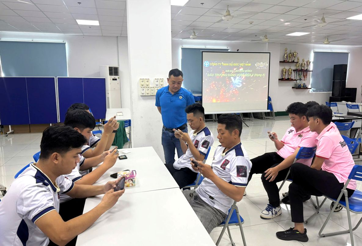 Cong doan co so Cong ty TNHH Du Duc Viet Nam (Khu cong nghiep Tan Huong, tinh Dong Thap) to chuc Giai the thao dien tu truc tuyen “Dau truong Danh Vong” mua V-2025 cho doan vien, cong nhan lao dong. Anh: Thanh Mai