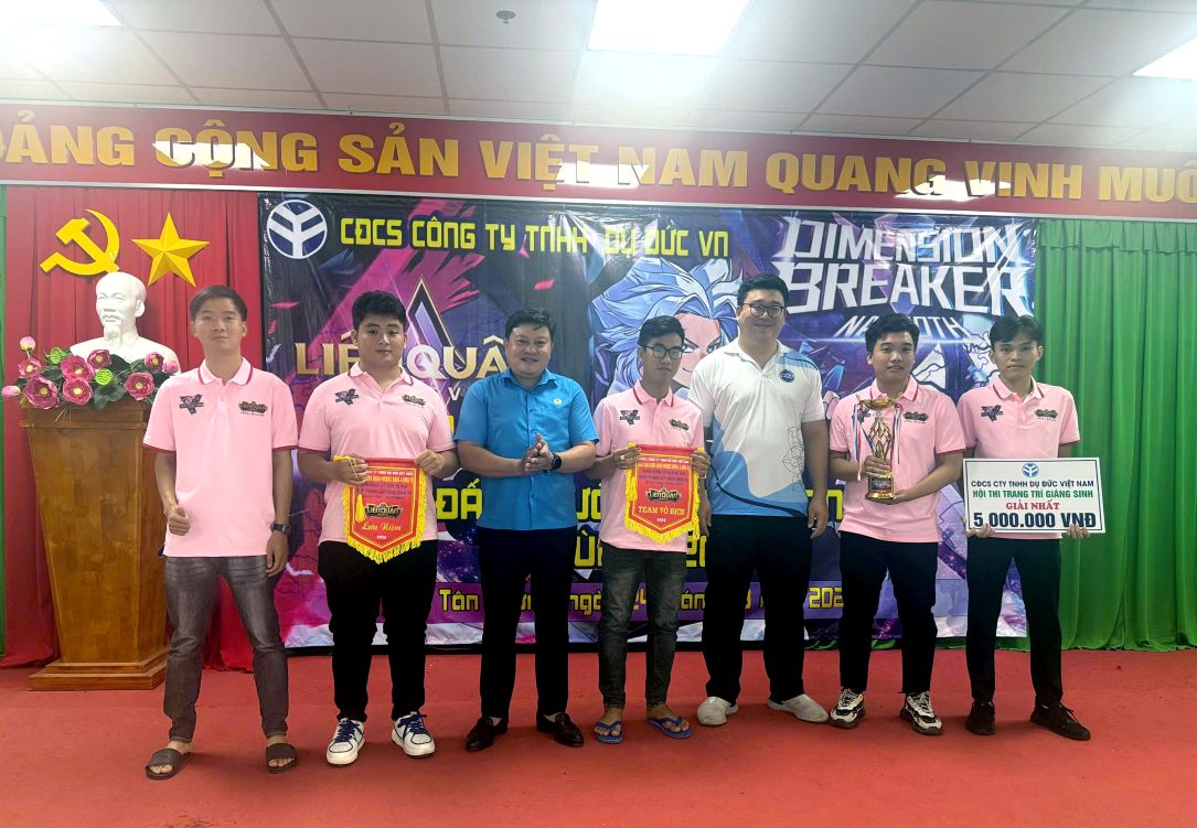 Ong Nguyen Thanh Nhan (thu 3 tu trai sang) trao phan thuong cho doi vo dich. Anh: Thanh Mai