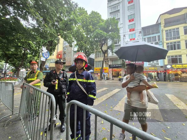 Nguoi dan duoc luc luong truc chot huong dan huong di chuyen de xem cac doan dieu binh, dieu hanh. Anh: Van Truong