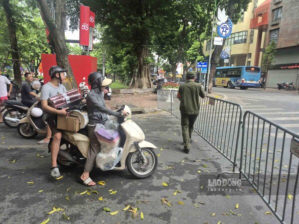 Nhieu phuong tien do chua nam duoc lich cam duong. Anh: Van Truong