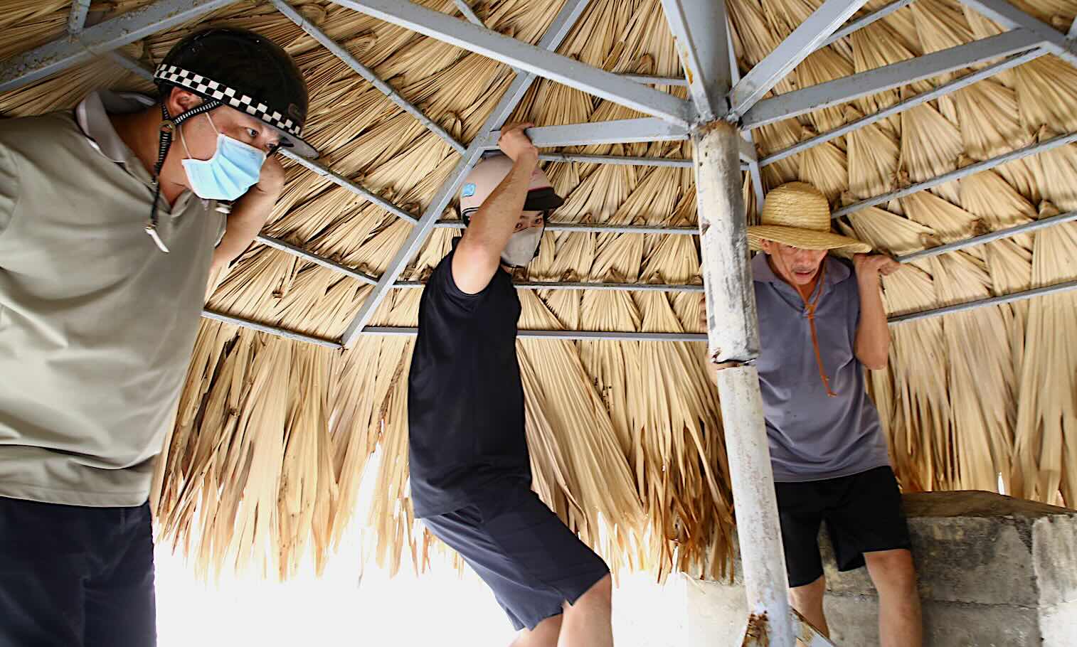 People bring tourist cages to shore to avoid the impact of storm No. 5. Photo: Cong Sang