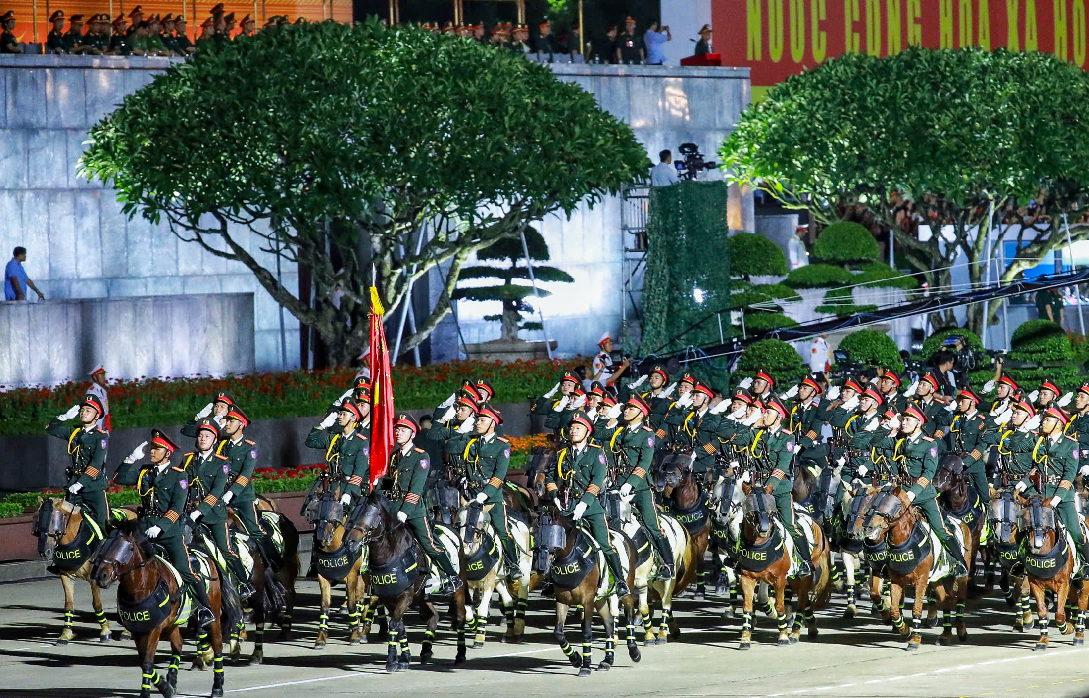 Tai khu vuc Ho Hoan Kiem, du troi mua, nhung nguoi dan van “bam tru” tai vi tri dep. Anh: Thieu Trang