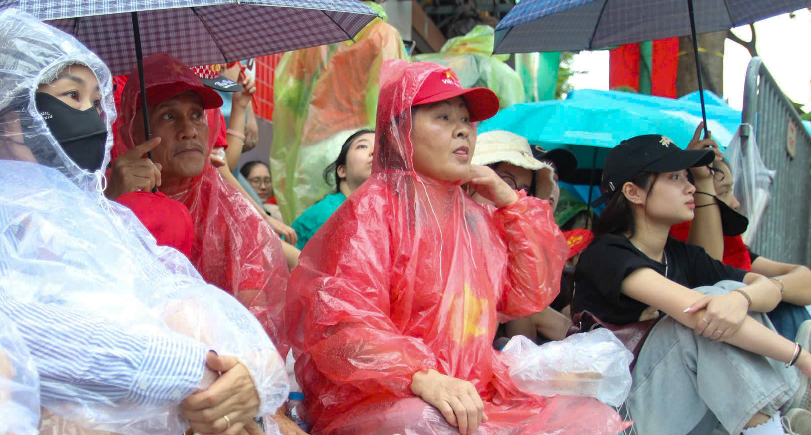 Tai khu vuc Ho Hoan Kiem, du troi mua, nhung nguoi dan van “bam tru” tai vi tri dep. Anh: Thieu Trang
