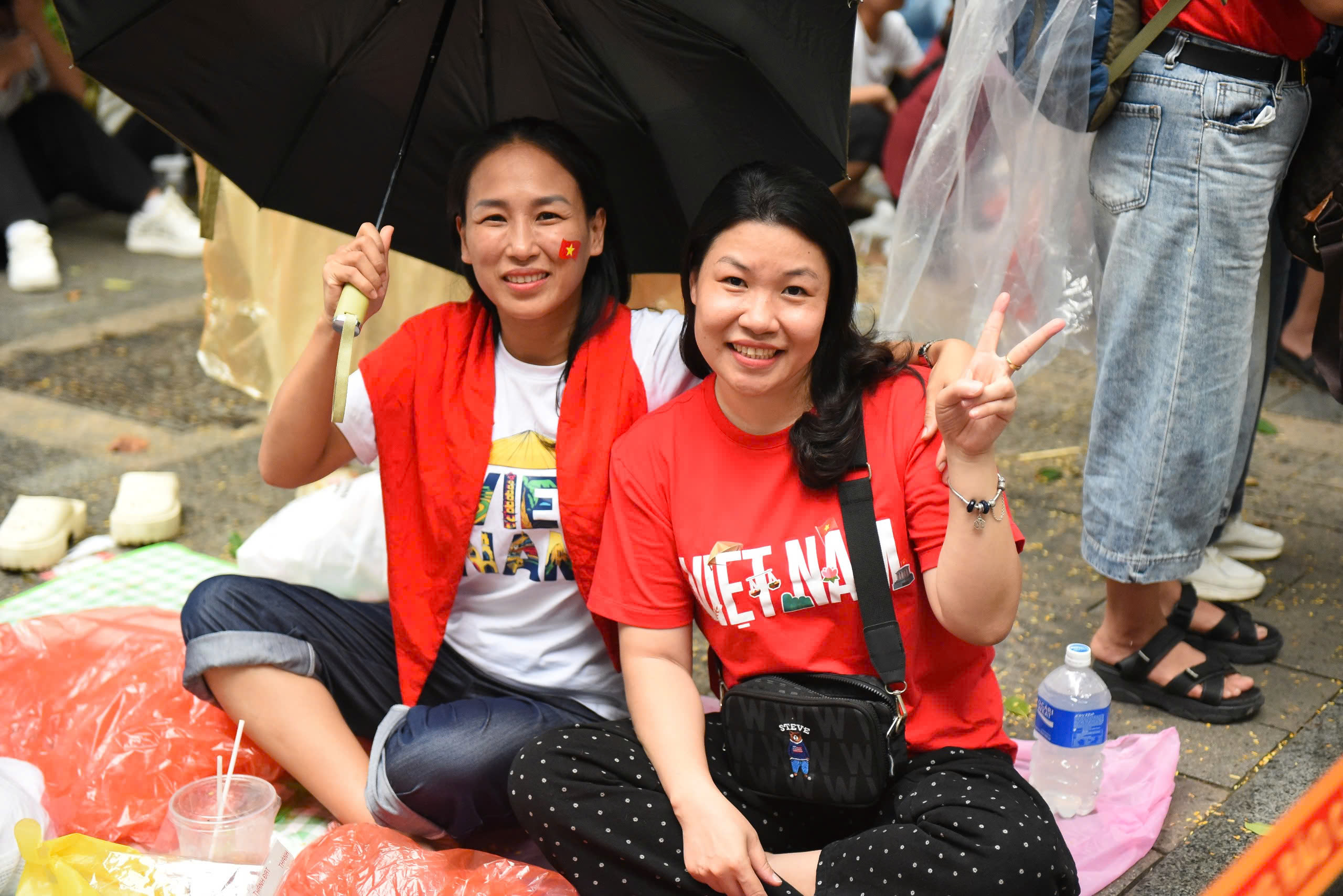 Tai khu vuc Ho Hoan Kiem, du troi mua, nhung nguoi dan van “bam tru” tai vi tri dep. Anh: Thieu Trang