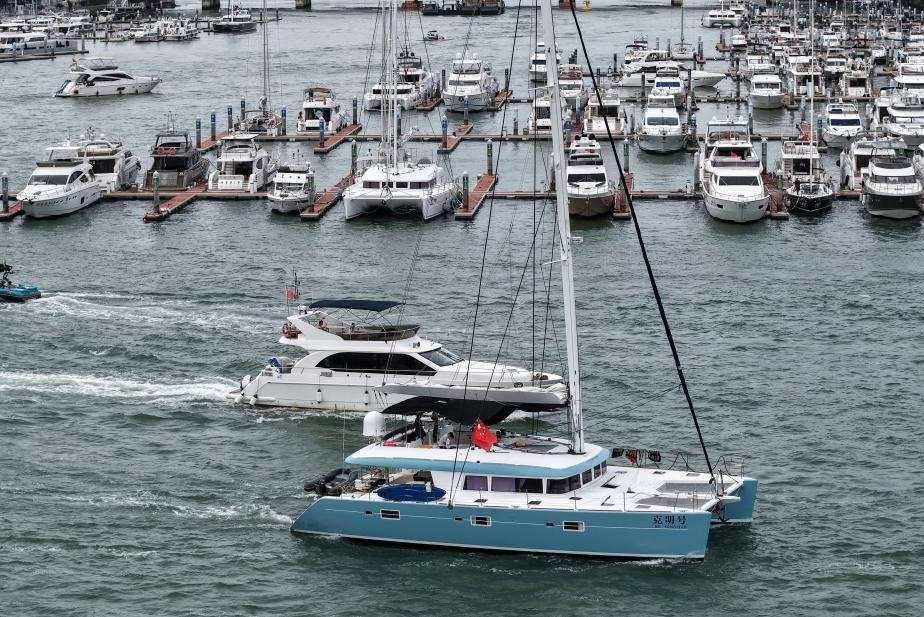 태풍 5호를 피하기 위해 중국 하이난성 싼야로 향하는 선박 카지키 룬다 2025년 8월 23일. 사진: 신화통신