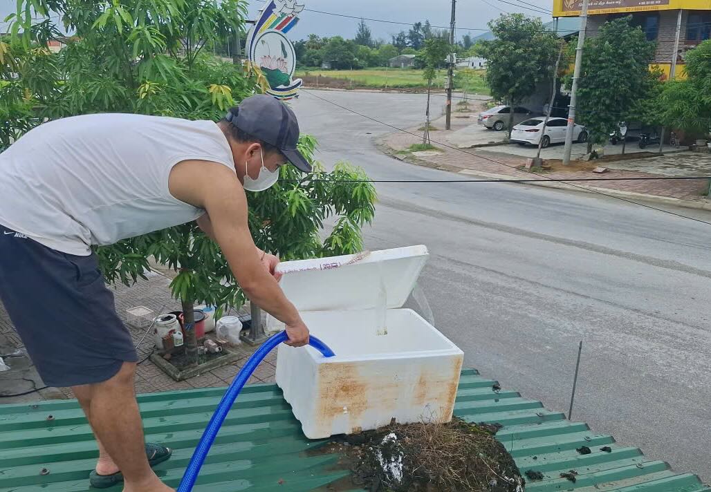 Unique tricks to reinforce storm-proof roofs with water and foam boxes. Photo: Tran Tuan
