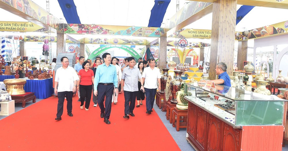 Cac san pham trung bay tai gian hang cua TP Hai Phong. Anh: VGP