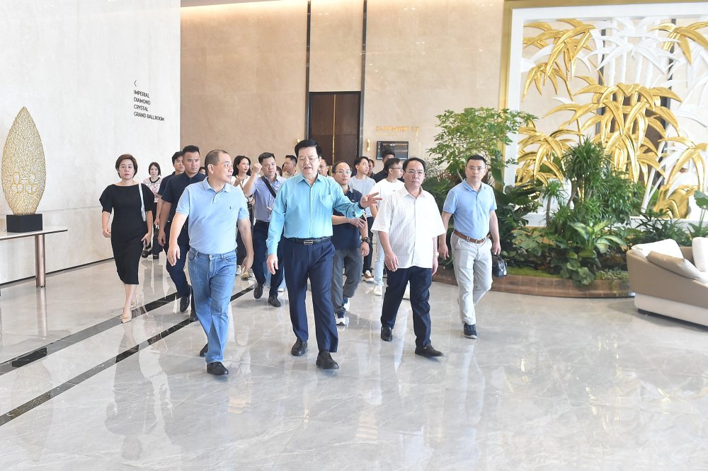 Pho Thu tuong Chinh phu Mai Van Chinh trao doi voi Chu tich Tap doan VinGroup Pham Nhat Vuong khi tham quan khu nha to chuc hoi nghi, hoi thao tai trien lam. Anh: VGP