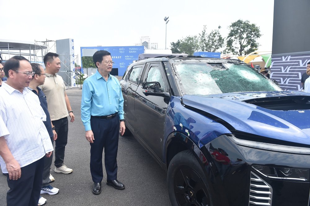 Deputy Prime Minister Mai Van Chinh at the booth displaying bulletproof vehicles at the National Achievement Exhibition on the occasion of the 80th anniversary of National Day. Photo: VGP/Giang Thanh