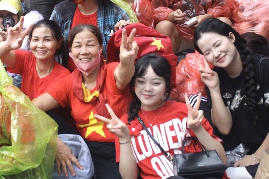 Du troi mua, nguoi dan van giu tinh than vui ve, lac quan. Anh: Huyen Chi