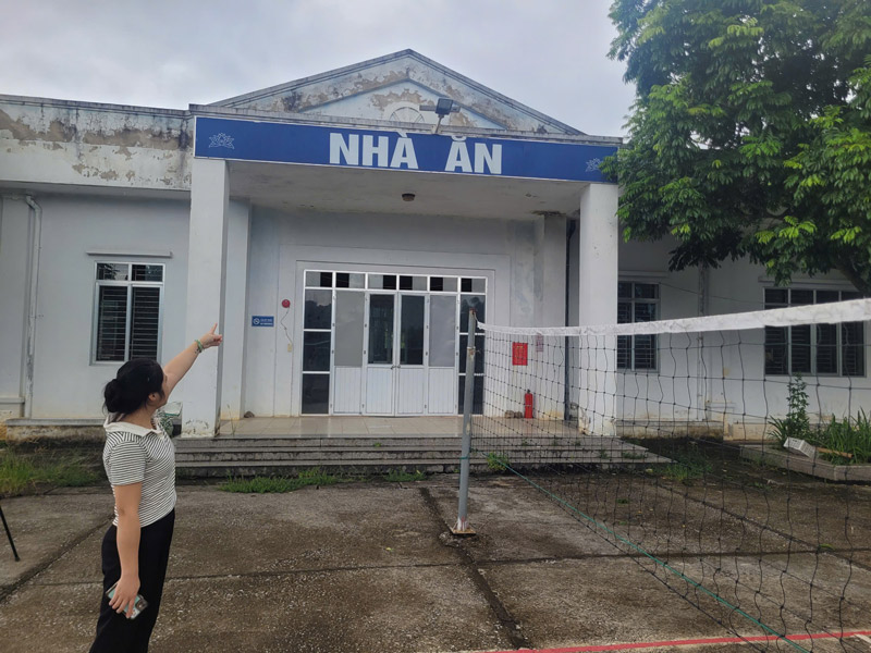 Khu vuc noi tru va nha an da hong hoc nhieu. Anh: Tan Van