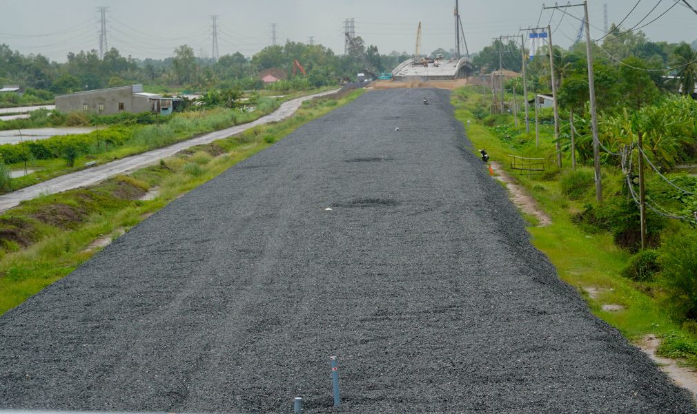 De thao go nguon vat lieu, Bo Xay dung de nghi cac dia phuong co nguon cat (Dong Thap, An Giang, Can Tho…) tiep tuc chu dong ra soat, tim kiem them mo cat de bu dap phan cong suat thieu hut, phuc vu thi cong Du an; dong thoi nghien cuu cac giai phap ky thuat, day nhanh thu tuc nang cong suat khai thac dap ung nhu cau thuc te ve khoi luong va tien do.