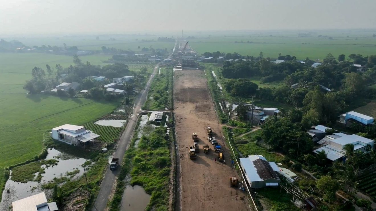 Du an cao toc Chau Doc - Can Tho - Soc Trang giai doan 1 co chieu dai 188,2 km, tong muc dau tu hon 44.691 ti dong. Den het thang 8.2025, gia tri giai ngan dat 20.043 ti dong, tuong duong 71% ke hoach. Trong do, hai du an thanh phan (DATP) so 1 va 2 do UBND tinh An Giang va TP Can Tho quan ly co ty le giai ngan cao, lan luot dat 79% va 84%.
