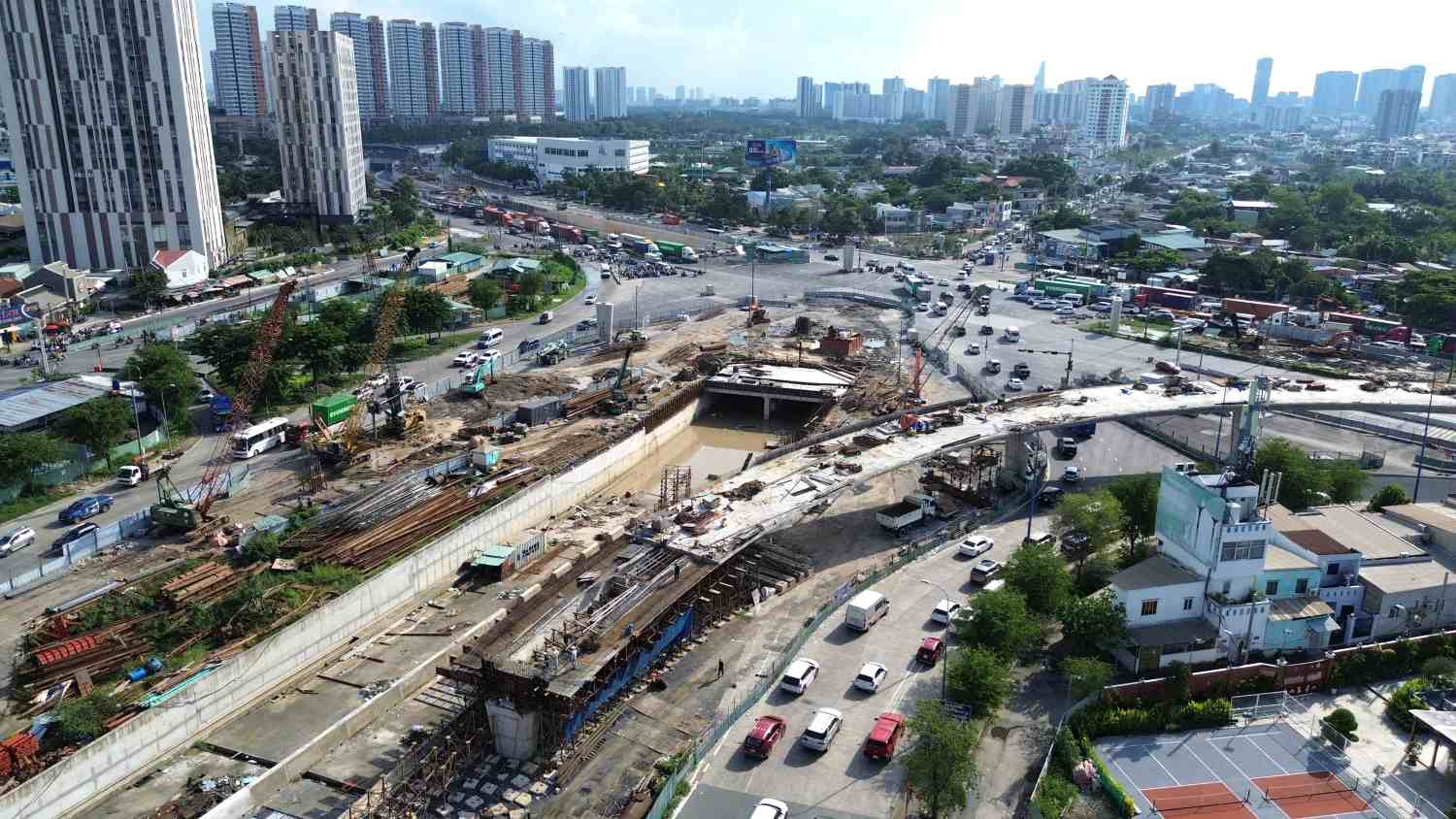 The An Phu intersection project (HCMC) is still in disarray even though there are more than 4 months left until the completion date. Photo: Minh Quan
