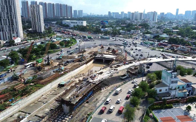 The An Phu intersection project (HCMC) is still in disarray even though there are more than 4 months left until the completion date. Photo: Minh Quan