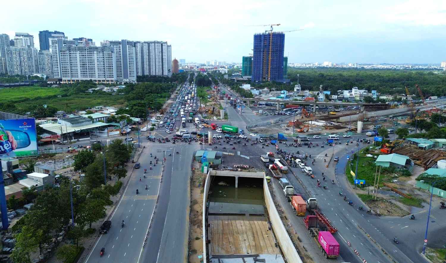 Ham chui noi cao toc TPHCM – Long Thanh voi Mai Chi Tho bi ngap nuoc, rac thai va vang bong thi cong. Anh: Minh Quan