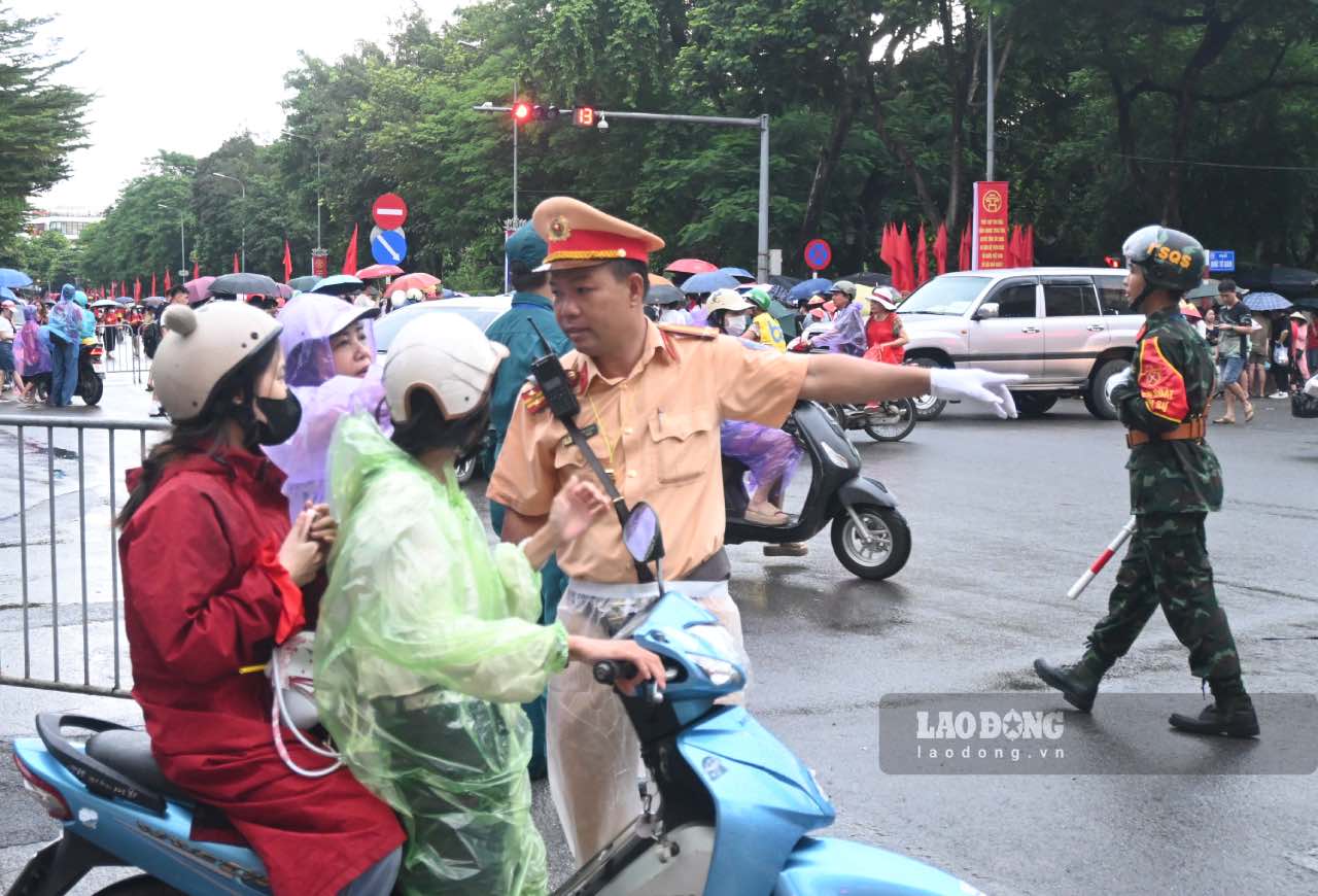 Trung ta Bui Quoc Thang – can bo CSGT thuoc Phong Canh sat giao thong, Cong an tinh Dong Thap - dieu tiet giao thong va huong dan nguoi dan. Anh: Thanh Nhan