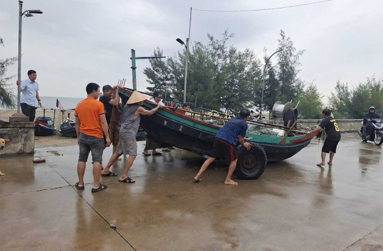 People in Co Dam commune, Ha Tinh province pulled their boats ashore to avoid storm No. 5. Photo: Tran Tuan